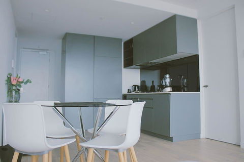 2Bed 2Bath Minimalist Apartment In CBD - Accommodation 4U 0