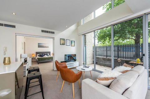 3 BDR Stylish City Retreat // Close To All And Everything In Canberra - Accommodation 4U 2