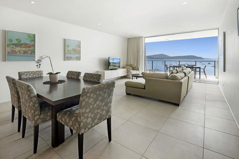 3 Bedroom Ultimate Luxury Waterfront - Accommodation 4U 3