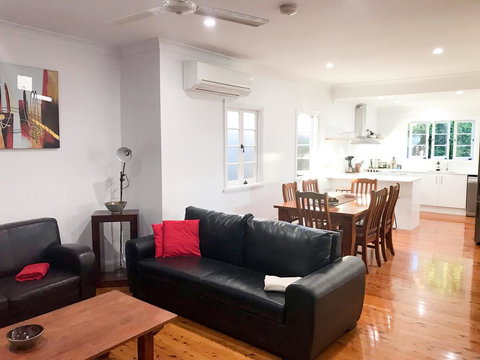 4 Bedroom House - Walk To Southbank - Accommodation 4U 3