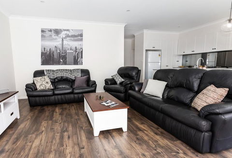4 Bedroom Inner City Townhouse - SLEEPS 9 !! - Accommodation 4U 0