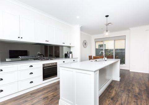 4 Bedroom Inner City Townhouse - SLEEPS 9 !! - Accommodation 4U 1