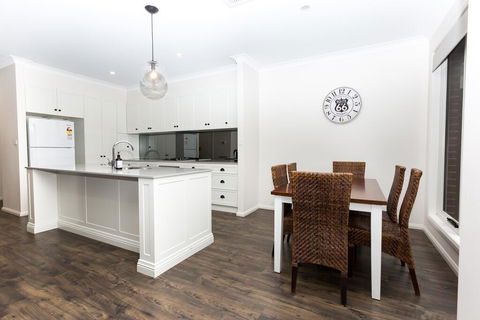 4 Bedroom Inner City Townhouse - SLEEPS 9 !! - Accommodation 4U 3