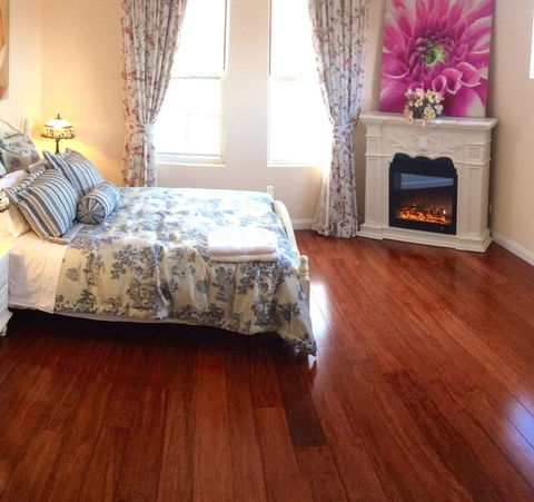 4 Ensuite Chelsea Villa CBD-Airport - Accommodation 4U 1