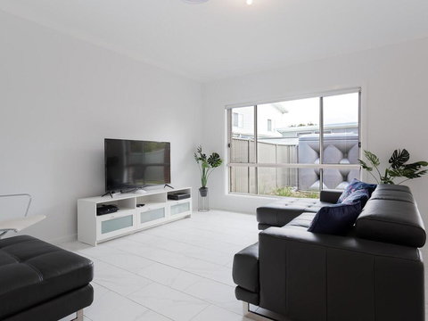 5B BENT STREET - LARGE HOUSE WITH DUCTED AIR CON, WIFI & FOXTEL - Accommodation 4U 1