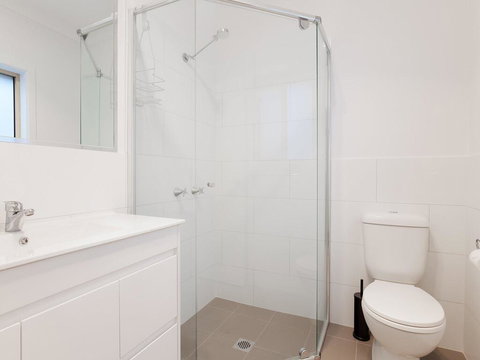 5B BENT STREET - LARGE HOUSE WITH DUCTED AIR CON, WIFI & FOXTEL - Accommodation 4U 3