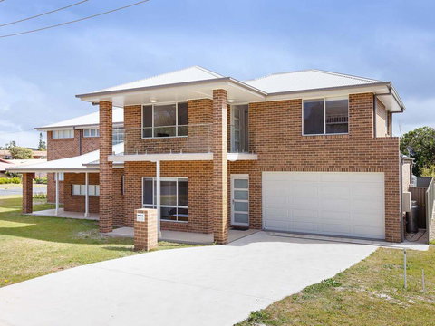 5B BENT STREET - LARGE HOUSE WITH DUCTED AIR CON, WIFI & FOXTEL - Accommodation 4U 0
