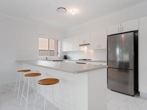 5B BENT STREET - LARGE HOUSE WITH DUCTED AIR CON, WIFI & FOXTEL - Accommodation 4U 2