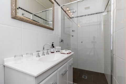 94Best Apartments - Accommodation 4U 0