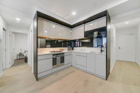 A Modern 2BR Apt, 5-min Walk To Melbourne Central - Accommodation 4U 2