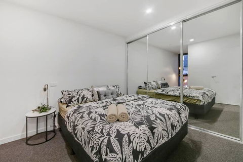 A Modern 2BR Apt, 5-min Walk To Melbourne Central - Accommodation 4U 1