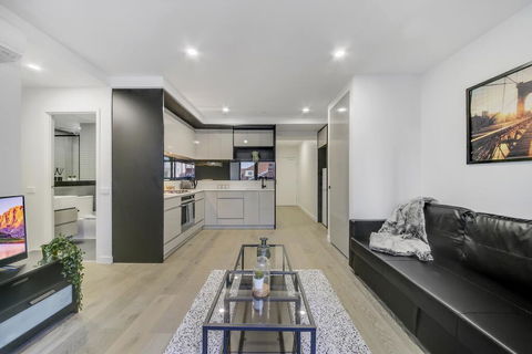A Modern 2BR Apt, 5-min Walk To Melbourne Central - Accommodation 4U 0