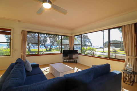 A Reflection On The Lake - Accommodation 4U 3