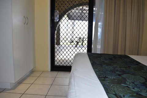 ABSOLUTE BEACH FRONT MACKAY - Comfort Resort Blue Pacific - Accommodation 4U 2