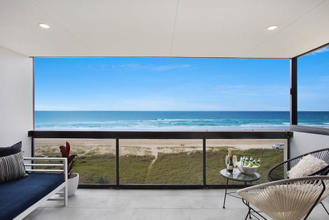 Absolute Beach Front Renovated 3 Bdrm 2 Bath App - Accommodation 4U 3