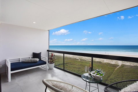 Absolute Beach Front Renovated 3 Bdrm 2 Bath App - Accommodation 4U 2