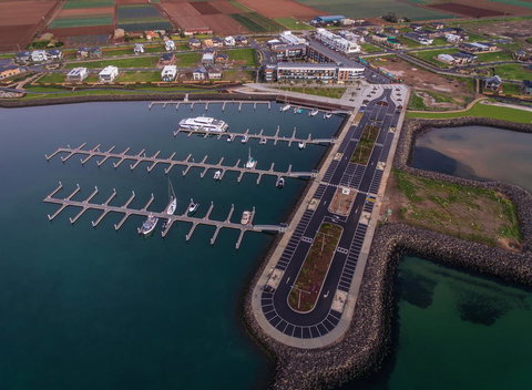 Absolute Waterfront Apt 319 Lighthouse - Accommodation 4U 2