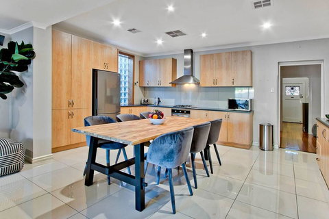 Adelaide 4 Bedroom House With Pool - Accommodation 4U 2