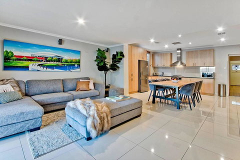 Adelaide 4 Bedroom House With Pool - Accommodation 4U 0