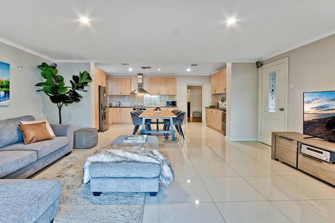 Adelaide 4 Bedroom House With Pool - Accommodation 4U 3