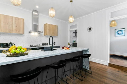 EDW19 - Stylish 2-Bed, 2-Bath Townhose In Drummoyne - Accommodation 4U 0