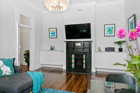 EDW19 - Stylish 2-Bed, 2-Bath Townhose In Drummoyne - Accommodation 4U 2