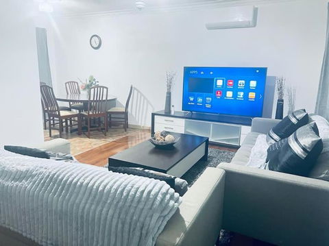 Elegant And Spacious Home + Gym - Accommodation 4U 0