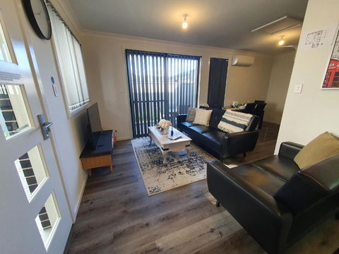 Entire 2br, Hideaway - Accommodation 4U 4
