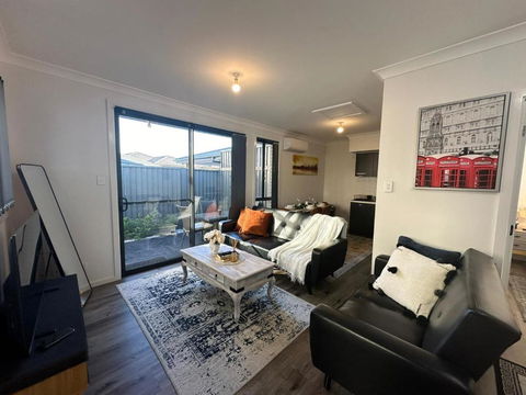 Entire 2br, Hideaway - Accommodation 4U 3