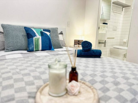 ES2410-2Bed 2Bath Vision Apt With Balcony, Pool & Gym - Accommodation 4U 0