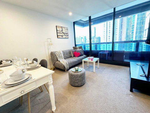 ES2410-2Bed 2Bath Vision Apt With Balcony, Pool & Gym - Accommodation 4U 4