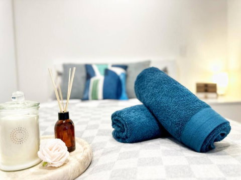 ES2410-2Bed 2Bath Vision Apt With Balcony, Pool & Gym - Accommodation 4U 2