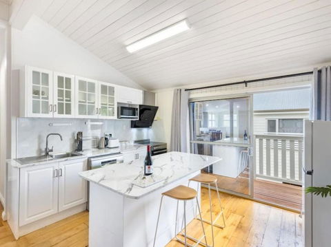 Family Friendly Cozy 4BR House At Annerley - Accommodation 4U 0