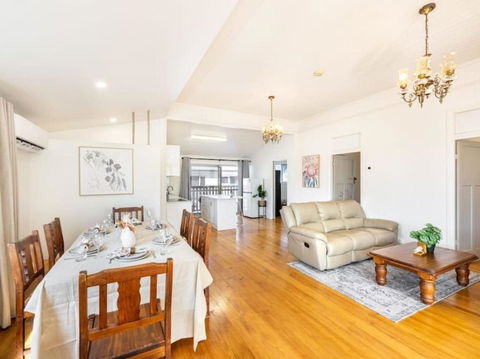 Family Friendly Cozy 4BR House At Annerley - Accommodation 4U 2