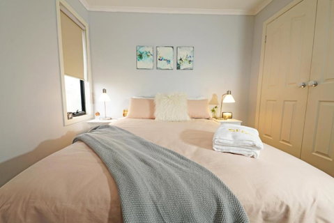 Fawkner Modern 3BR House Netflix WiFi Parking - Accommodation 4U 1