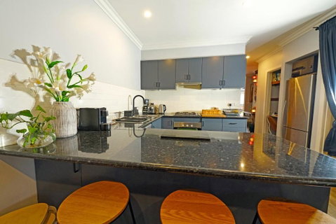 Fawkner Modern 3BR House Netflix WiFi Parking - Accommodation 4U 2