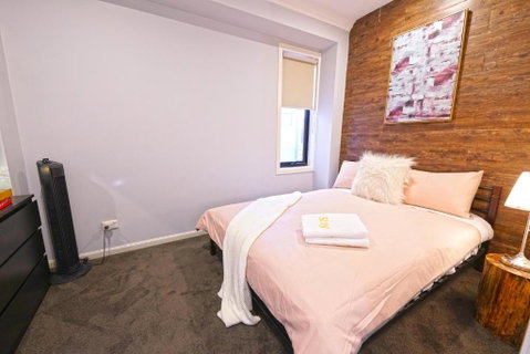 Fawkner Modern 3BR House Netflix WiFi Parking - Accommodation 4U 4