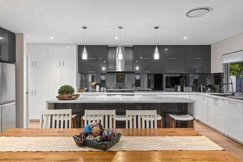 Family Vacation Escapade Shops Beach And Sun Await - Accommodation 4U 1