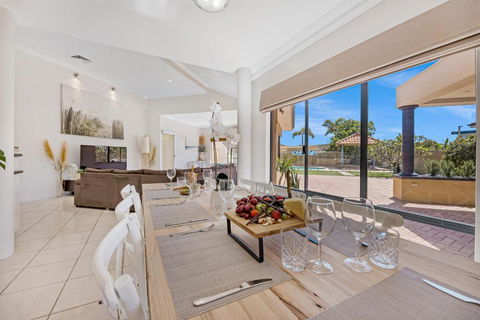 Fun In The Sun Pool Bliss & Ocean Views - Accommodation 4U 4