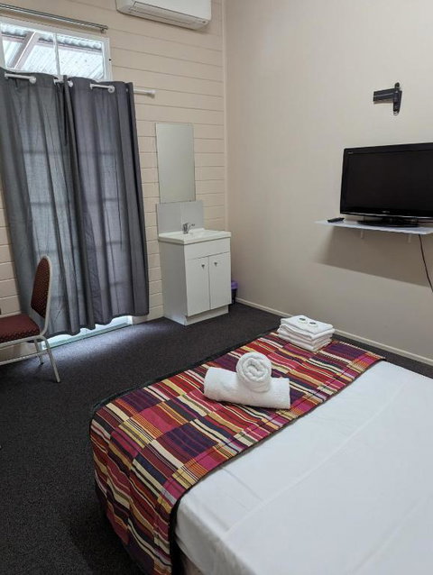 GRAND CENTRAL HOTEL PROSERPINE - Accommodation 4U 3