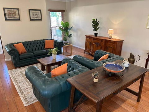 Grand Retreat In Peaceful Street - Accommodation 4U 0