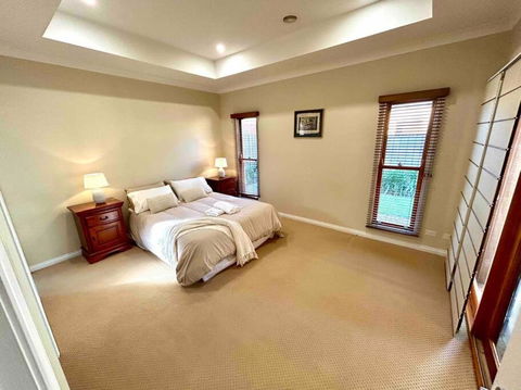 Grand Retreat In Peaceful Street - Accommodation 4U 3
