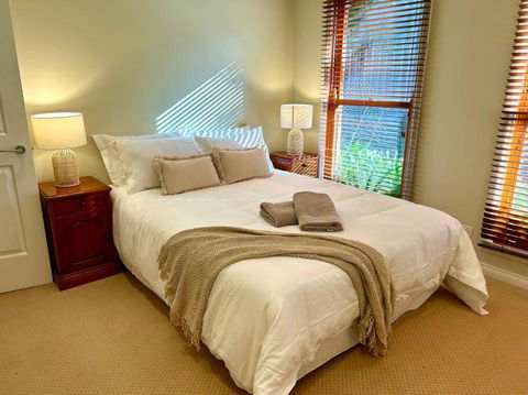 Grand Retreat In Peaceful Street - Accommodation 4U 4