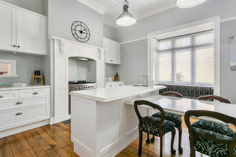 Hailsham House - Accommodation 4U 1