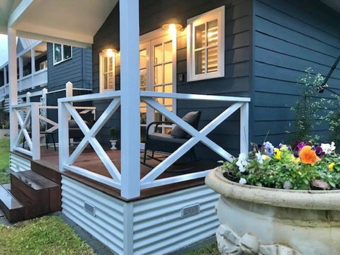 Hamptons In Rye Green Cottage 3 Mins To Hot Springs! - Accommodation 4U 0