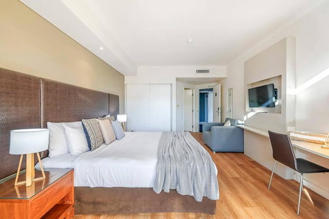 Harbourfront Resort - King Studio With Balcony & Pool - Accommodation 4U 3