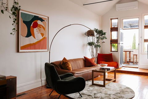 Henry Home - Accommodation 4U 0
