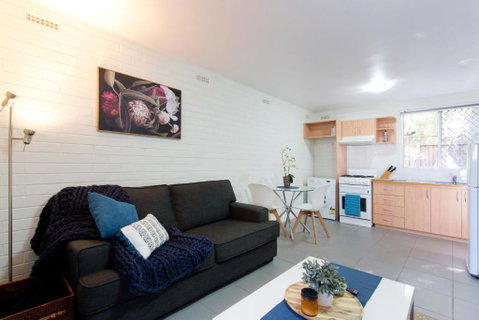 Hensman 5 - 1BRM Unit With Courtyard & Parking - Accommodation 4U 0