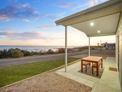 High Tide - Beachfront Pet-friendly - Accommodation 4U 2