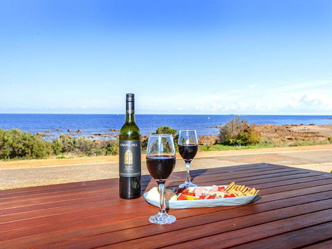 High Tide - Beachfront Pet-friendly - Accommodation 4U 3